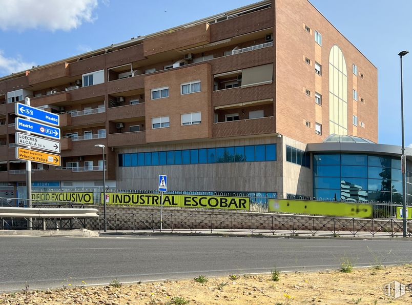 Local en venta en Avenida Valdearganda, Arganda del Rey, Madrid, 28500 con edificio, cielo, luz de la calle, ventana, diseño urbano, nube, fachada, zona residencial, inmobiliario y edificio comercial alrededor