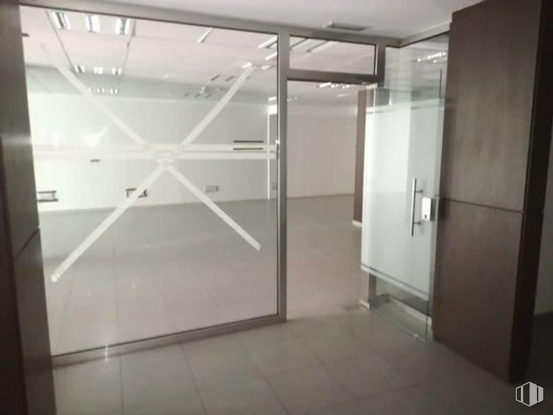 Retail for sale & for rent at Centro, Manzanares el Real, Madrid, 28410 with fixture, door, flooring, floor, automotive exterior, vehicle door, building, glass, composite material and ceiling around