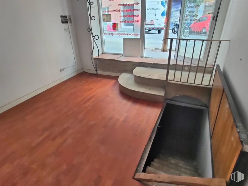 Retail for sale at Calle Cavanilles, Retiro, Madrid, 28007 with wood, flooring, floor, hardwood, wood stain, laminate flooring, varnish, plank, plywood and wood flooring around