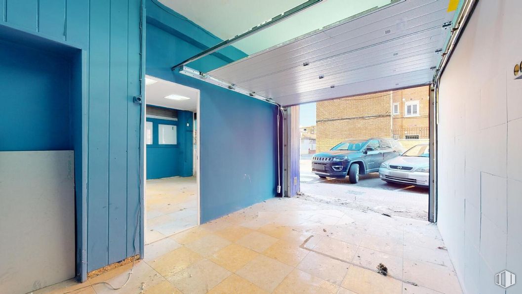 Local en venta en Zona San Isidro - Los Almendros, Alcalá de Henares, Madrid, 28807 con coche, luz de estacionamiento, rueda, neumático, propiedad, vehículo, interiorismo, arquitectura, edificio y madera alrededor