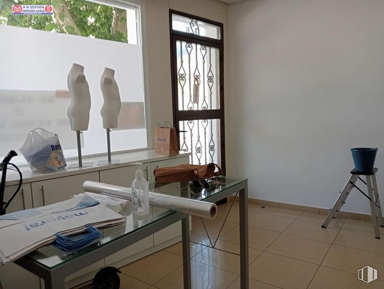 Retail for sale at Zona centro, Villafranca de los Caballeros, Toledo, 45730 with table, lighting, property, wood, window, building, interior design, cabinetry, floor and flooring around