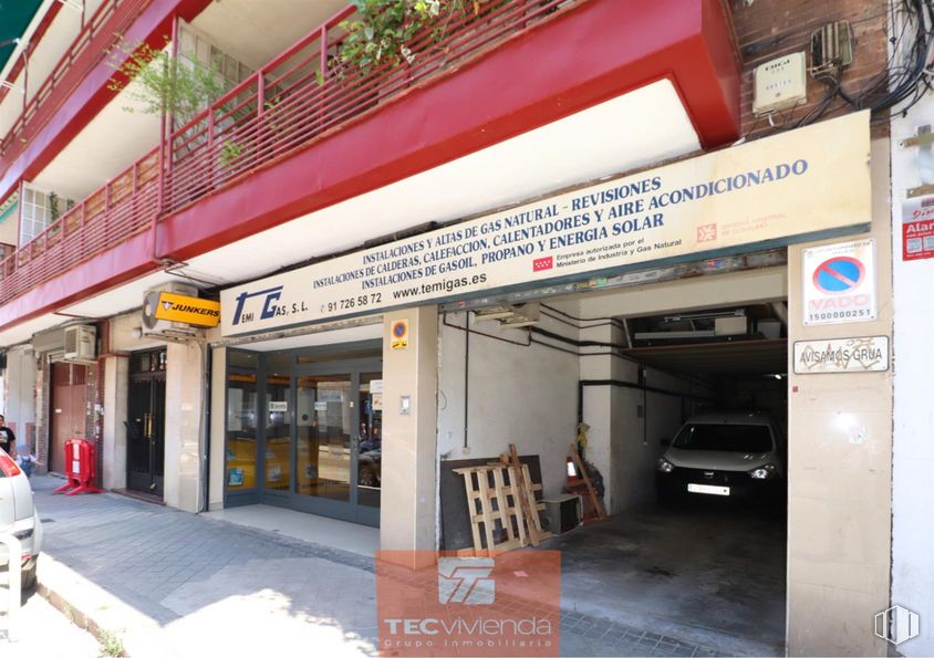 Retail for rent at Calle Buen Gobernador, Ciudad Lineal, Madrid, 28027 with car, building, vehicle, facade, real estate, retail, city, door, wheel and font around