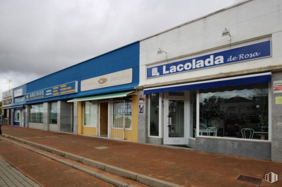 Local en alquiler en Calle Miguel Cervantes, 5, Cabanillas del Campo, Guadalajara, 19001 con edificio, cielo, nube, accesorio, fachada, gas, ventana, puerta, pista y centro de transporte alrededor