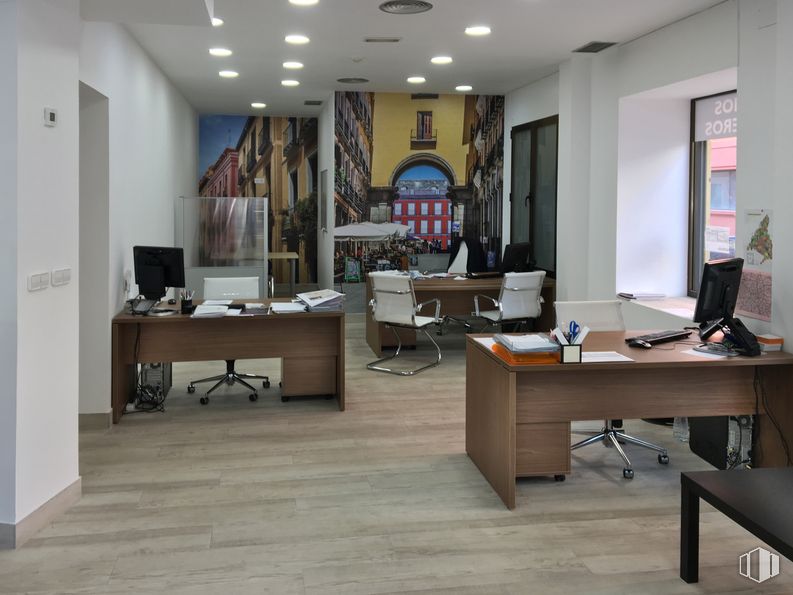 Local en venta en Ronda Toledo, 28, Arganzuela, Madrid, 28005 con silla, mesa, marco, mueble, escritorio, diseño de interiores, alumbrado, madera, suelo y piso alrededor