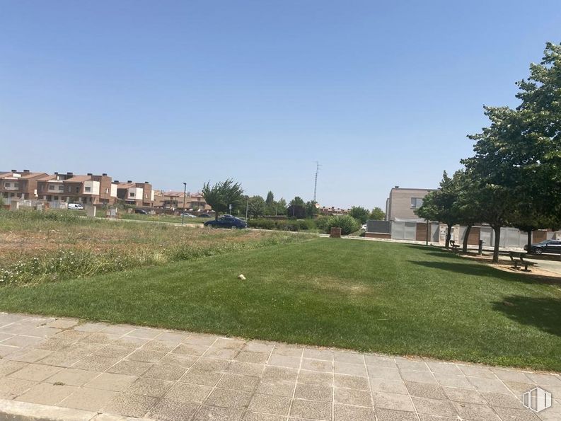 Land for sale at Calle Extremadura, Marchamalo, Guadalajara, 19180 with building, sky, plant, tree, land lot, urban design, road surface, grass, neighbourhood and asphalt around