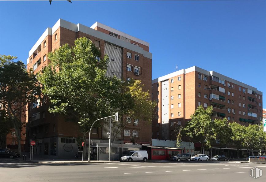 Local en alquiler en Zona Prosperidad, Chamartín, Madrid, 28002 con edificio, cielo, durante el día, propiedad, ventana, coche, árbol, luz de la calle, diseño urbano y casa alrededor