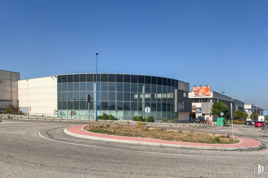 Industrial for rent at Calle Newton, 1, Leganés, Madrid, 28914 with building, sky, street light, asphalt, plant, road surface, urban design, residential area, real estate and facade around