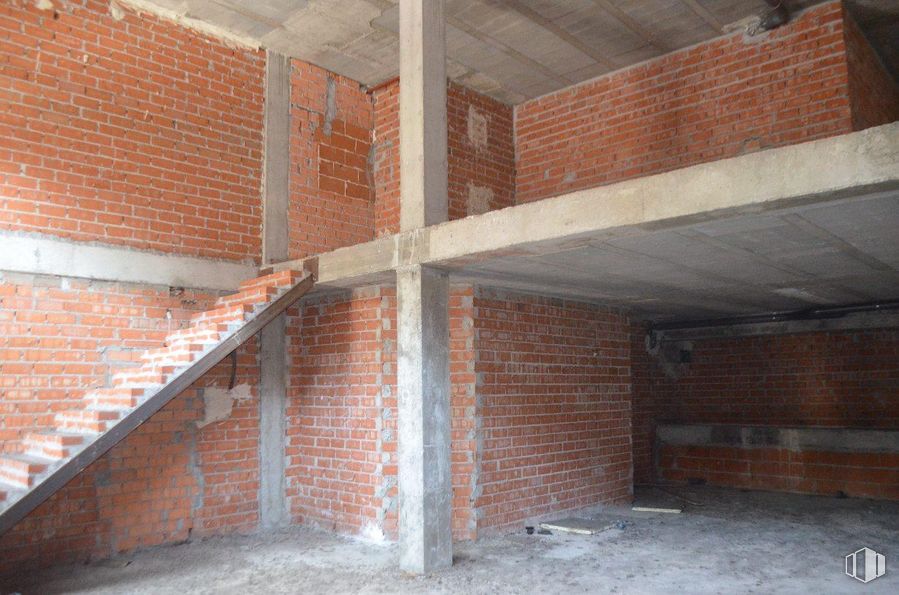 Retail for rent at Calle Real, Las Rozas de Madrid, Madrid, 28230 with building, brickwork, brick, wood, building material, floor, composite material, flooring, facade and gas around