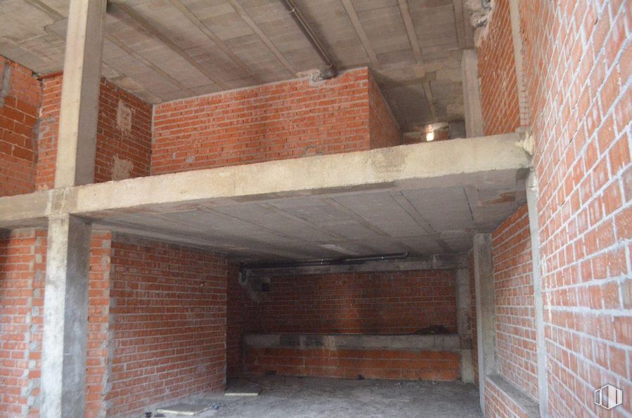 Retail for rent at Calle Real, Las Rozas de Madrid, Madrid, 28230 with property, building, brickwork, wood, brick, building material, wall, composite material, fixture and shade around