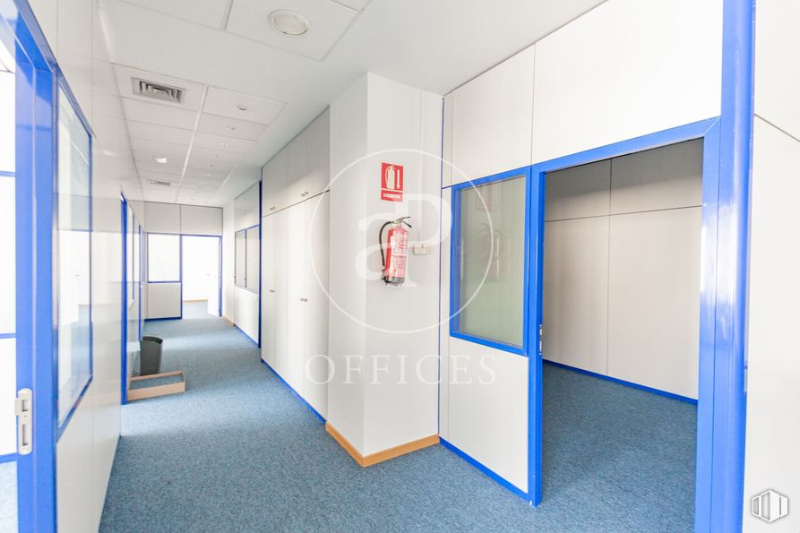 Oficina en alquiler en Avenida Industria, Alcobendas, Madrid, 28108 con puerta, edificio, accesorio, interiorismo, suelo, suelos, techo, vidrio, hall y azul eléctrico alrededor