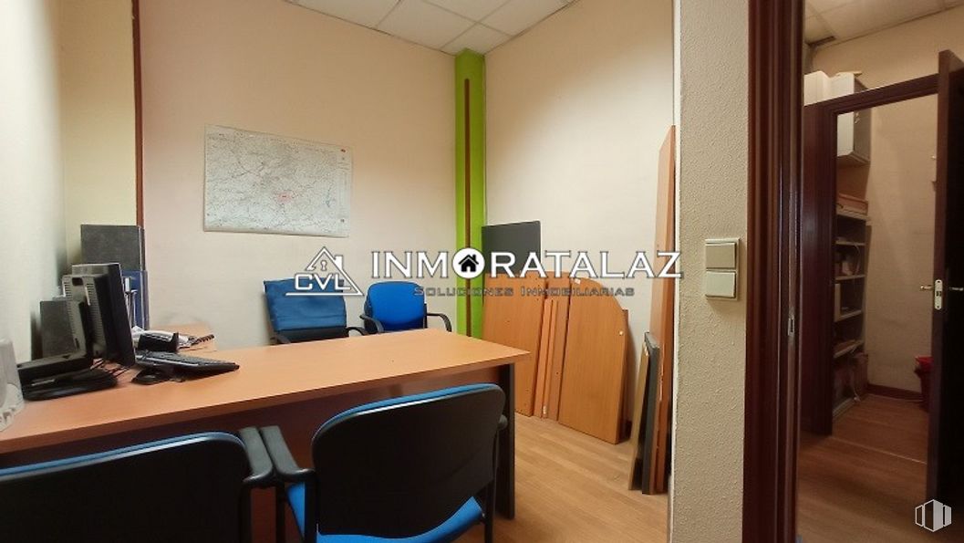 Local en venta en Avenida de Moratalaz, Moratalaz, Madrid, 28030 con silla, escritorio, pantalla de ordenador, mueble, mesa, propiedad, edificio, periférico, puerta y ordenador alrededor