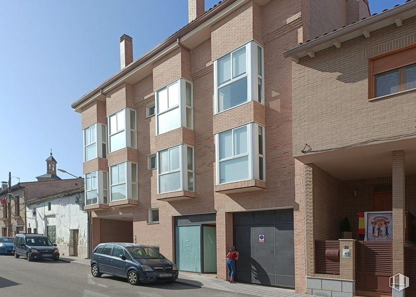 Retail for sale at Calle Pilar, Yuncler, Toledo, 45529 with car, window, building, wheel, sky, tire, vehicle, urban design, condominium and neighbourhood around