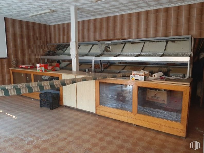 Retail for sale at Zona centro, La Puebla de Almoradiel, Toledo, 45840 with property, cabinetry, countertop, wood, kitchen, floor, flooring, wood stain, hardwood and shelving around