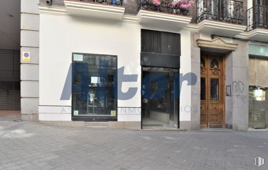 Local en venta en Calle Galileo, Chamberí, Madrid, 28015 con puerta, ventana, accesorio, edificio, gas, fachada, ciudad, fuente, carretera y calle alrededor