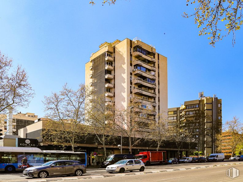 Oficina en alquiler en Avenida Alberto Alcocer, 32, Chamartín, Madrid, 28036 con coche, edificio, rueda, neumático, cielo, vehículo terrestre, vehículo, día, ventana y árbol alrededor