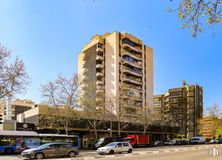 Oficina en alquiler en Avenida Alberto Alcocer, 32, Chamartín, Madrid, 28036 con coche, edificio, rueda, neumático, cielo, vehículo terrestre, vehículo, día, ventana y árbol alrededor