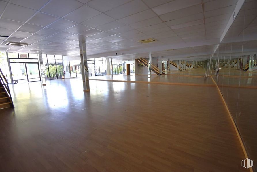 Nave en alquiler en Calle Cabo Rufino Lázaro, Las Rozas de Madrid, Madrid, 28230 con accesorio, hall, madera, suelos, material compuesto, vidrio, techo, madera dura, evento y material de construcción alrededor