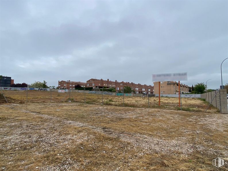 Land for sale at Parque fluvial del Henares, Guadalajara, 19004 with building, cloud, sky, street light, landscape, plain, tree, grass, horizon and grassland around