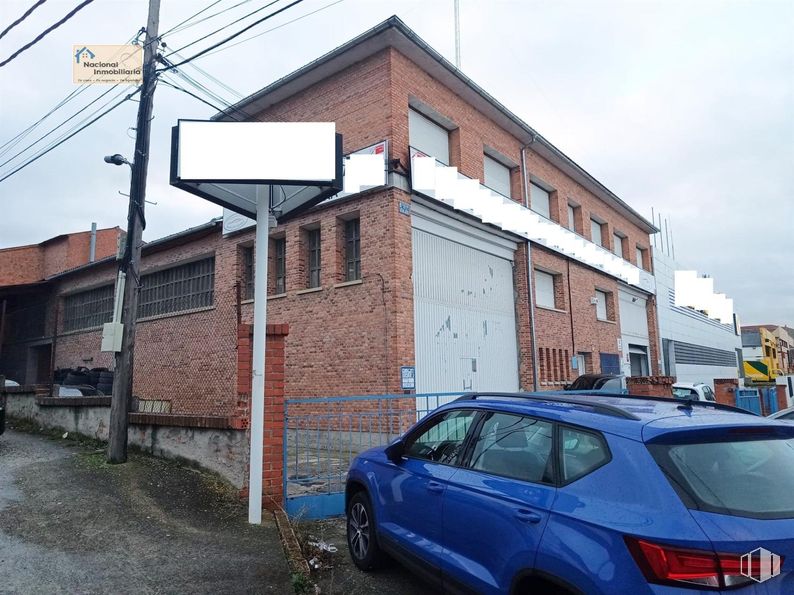 Industrial for sale at Zona industrial, Segovia, 40006 with car, tire, wheel, automotive lighting, automotive exterior, automotive parking light, family car, automotive tail & brake light, vehicle registration plate and car door around