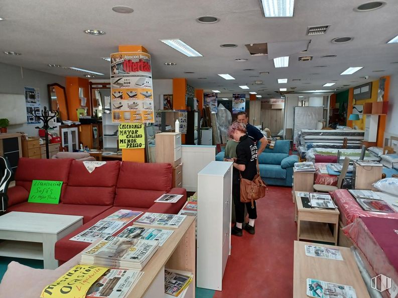 Local en alquiler en Avenida Guadalajara, Azuqueca de Henares, Guadalajara, 19200 con persona, sofá, mesa, equipaje y bolsos, mueble, estantería, interiorismo, edificio, estante y inmobiliario alrededor