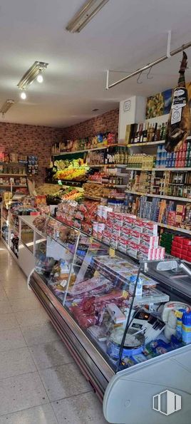 Retail for sale at Zona centro, Cuenca, 16004 with packaged goods, shelf, publication, customer, shelving, convenience store, retail, trade, market and marketplace around