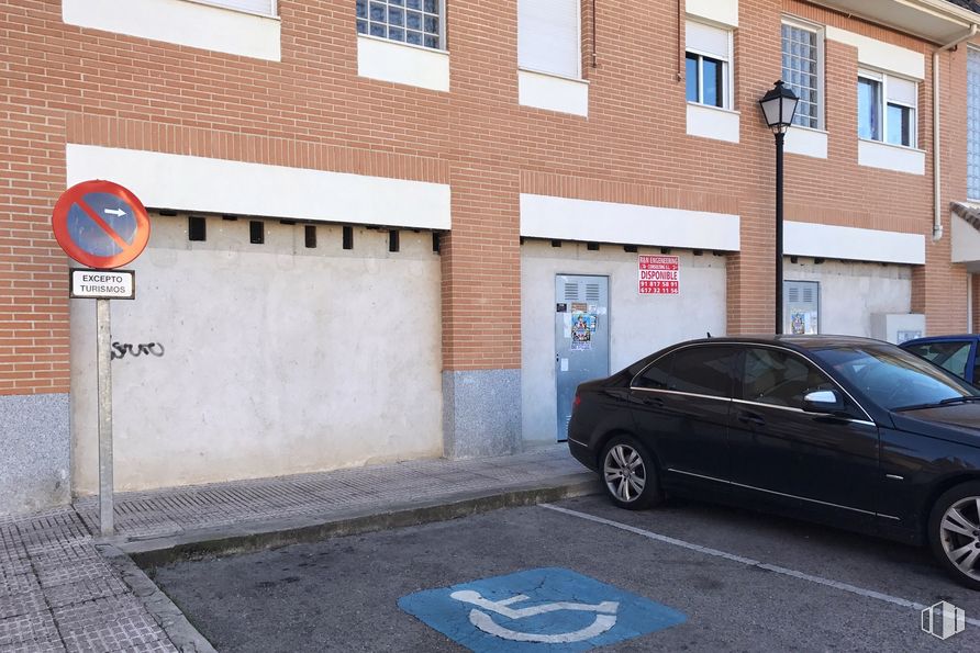 Retail for sale at Calle Cataluña, 12, Serranillos del Valle, Madrid, 28979 with car, tire, wheel, automotive parking light, vehicle, window, building, automotive tire, automotive lighting and road surface around