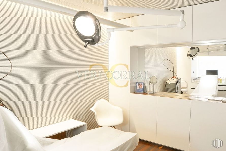 Local en venta en Barrio Salamanca, Salamanca, Madrid, 28006 con ebanistería, lámpara, alumbrado, silla, propiedad, mueble, confort, interiorismo, edificio y suelo alrededor