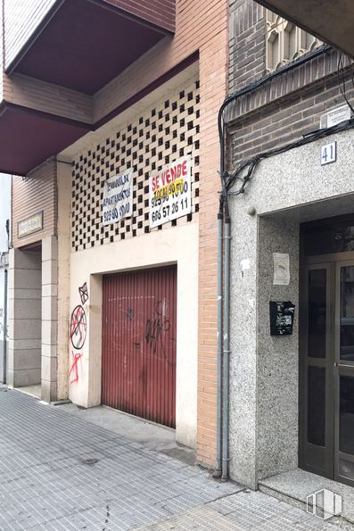 Retail for sale & for rent at Paseo Estación, 39, Talavera de la Reina, Toledo, 45600 with door, building, fixture, wood, architecture, road surface, brick, brickwork, wall and sidewalk around