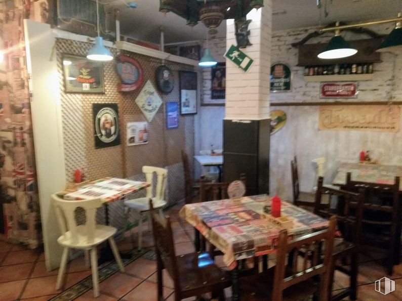 Local en alquiler y venta en Calle Virgen Lluc, 43, Ciudad Lineal, Madrid, 28027 con silla, mesa de cocina y comedor, lámpara, alumbrado, mesa, mueble, edificio, marco, casa y interiorismo alrededor