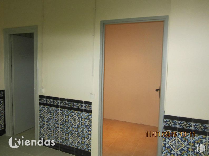 Retail for sale at Calle Tirso de Molina, Guadalajara, 19001 with door, fixture, wood, rectangle, flooring, floor, paint, ceiling, home door and glass around