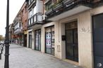 Retail for sale at Avenida Osa Mayor, 74, Moncloa - Aravaca, Madrid, 28023 with door, building, window, street light, sky, architecture, road surface, house, neighbourhood and sidewalk around