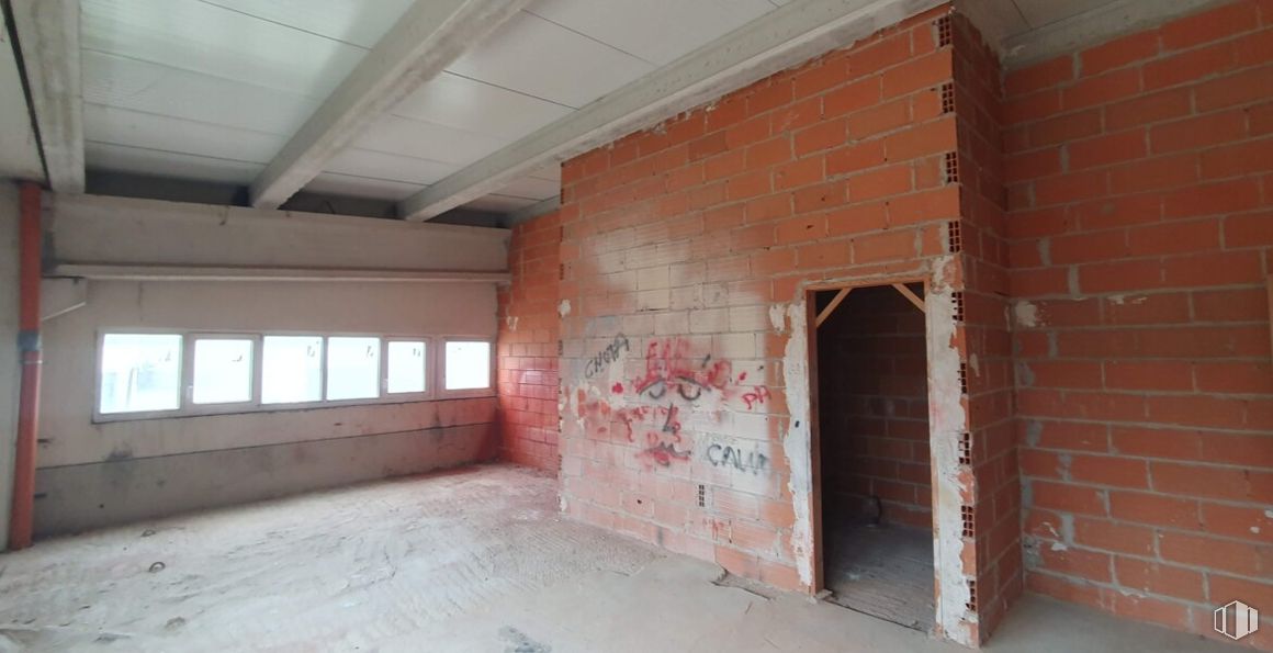 Industrial for sale at Calle Cava, Torrelaguna, Madrid, 28180 with door, window, ceiling, floor, flooring, composite material, daylighting, building material, brickwork and brick around