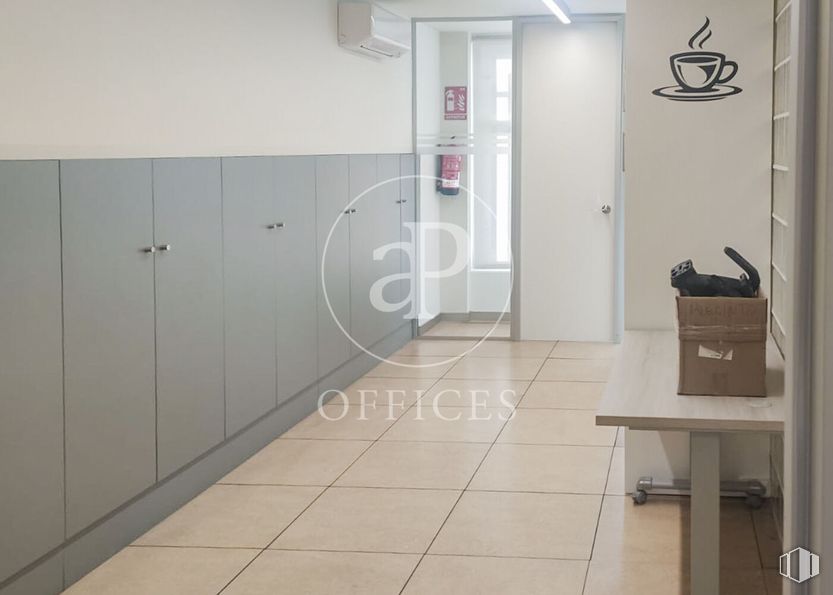 Oficina en alquiler en Zona San Sebastián de los Reyes, San Sebastián de los Reyes, Madrid, 28700 con puerta, mesa, zapato, edificio, accesorio, suelo, suelos, pared, suelo de baldosas y vidrio alrededor