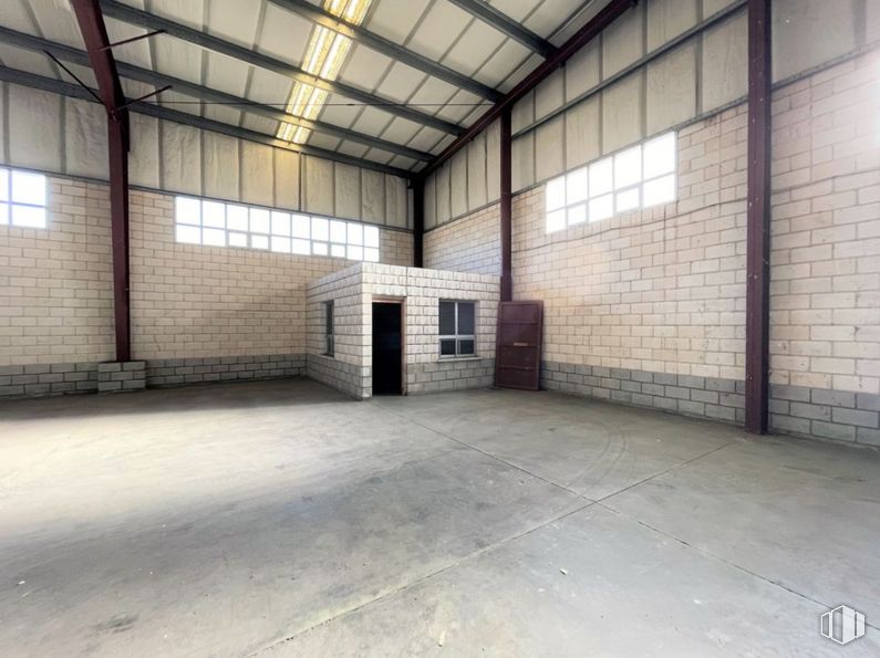 Nave en alquiler en Zona industrial, Sanchidrián, Ávila, 05290 con ventana, propiedad, pasillo, arquitectura, suelo, piso, pared, madera, albañilería y ladrillo alrededor