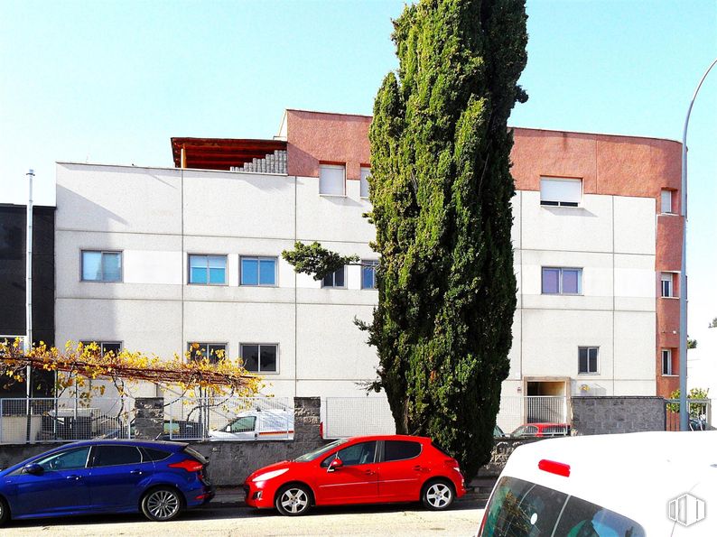 Industrial for sale at Polígono Los Olivos, Getafe, Madrid, 28906 with car, tire, building, wheel and apartment around