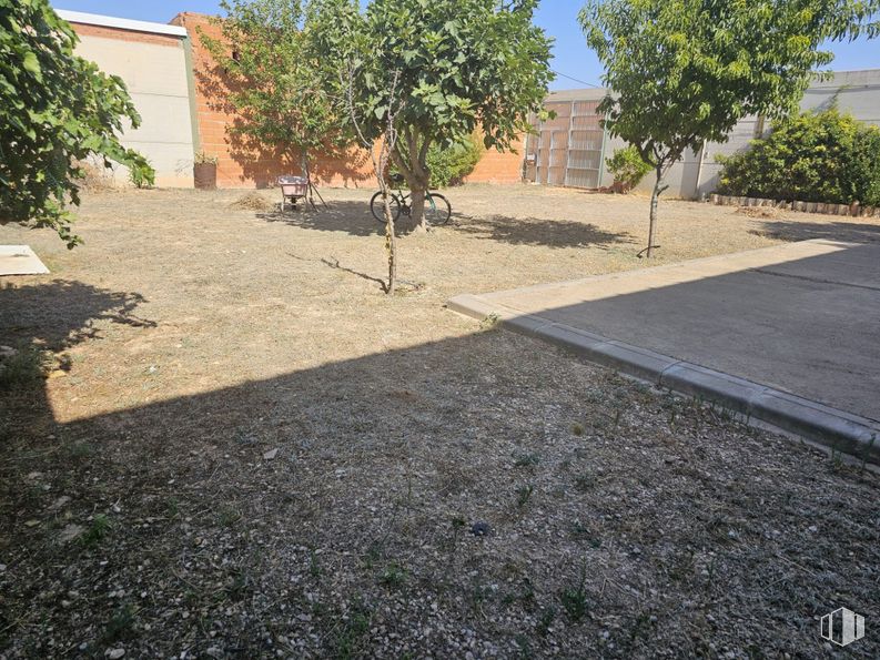 Land for sale at Zona Francisco Pizarro, La Puebla de Almoradiel, Toledo, 45840 with bicycle, driveway, shade, concrete, walkway, yard, backyard, courtyard, flagstone and path around