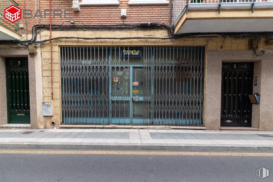 Local en venta en Centro urbano, Getafe, Madrid, 28902 con puerta, madera, barrio, inmobiliario, ciudad, fachada, accesorio, carretera, gas y superficie de la carretera alrededor