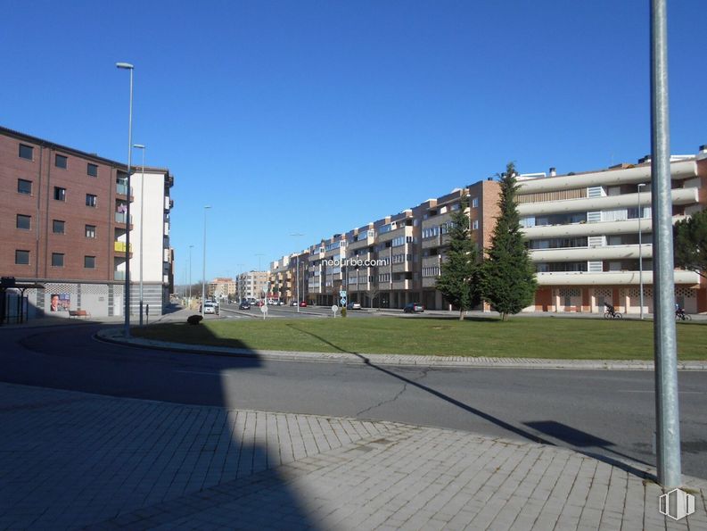 Local en venta en Avenida Derechos Humanos, Ávila, 05003 con edificio, cielo, ventana, luz de la calle, planta, superficie de la carretera, asfalto, diseño urbano, condominio y vía pública alrededor