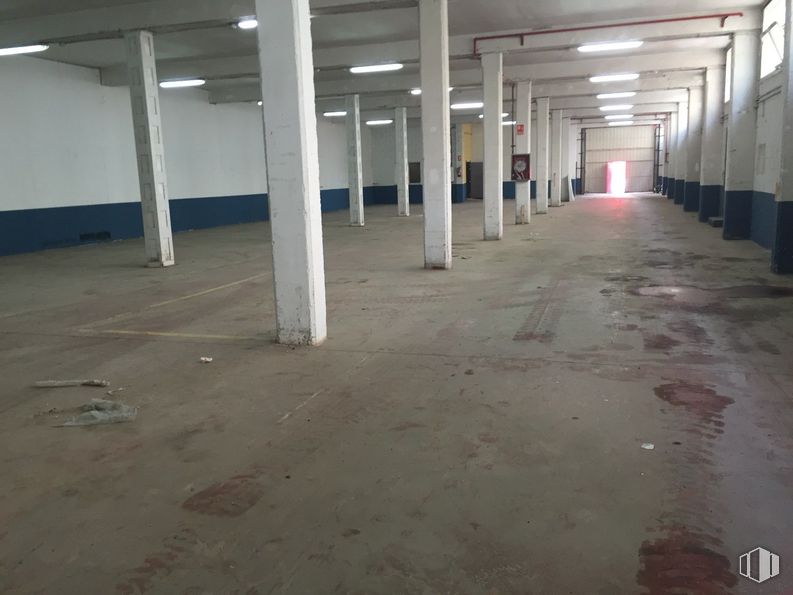 Industrial for rent at Zona empresarial, Pinto, Madrid, 28320 with floor, flooring, composite material, column, concrete, parking lot, building material, hall, tile flooring and parking around