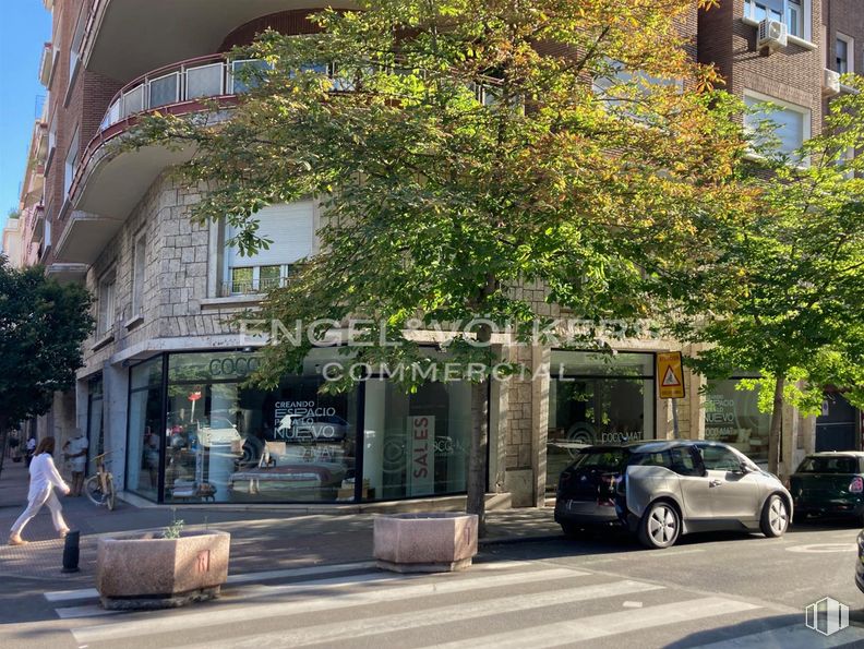 Retail for sale at Calle Lagasca, 85, Salamanca, Madrid, 28001 with person, car, building, window, wheel, vehicle, tire, infrastructure, road surface and plant around