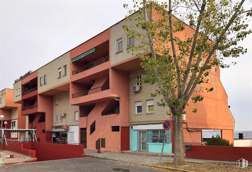 Local en venta en Calle Santa Mónica, San Martín de la Vega, Madrid, 28330 con apartamento, zona residencial, diseño urbano, luz de estacionamiento, balcón, coche familiar, vehículo de lujo, condominio, luces traseras y de freno y hormigón alrededor