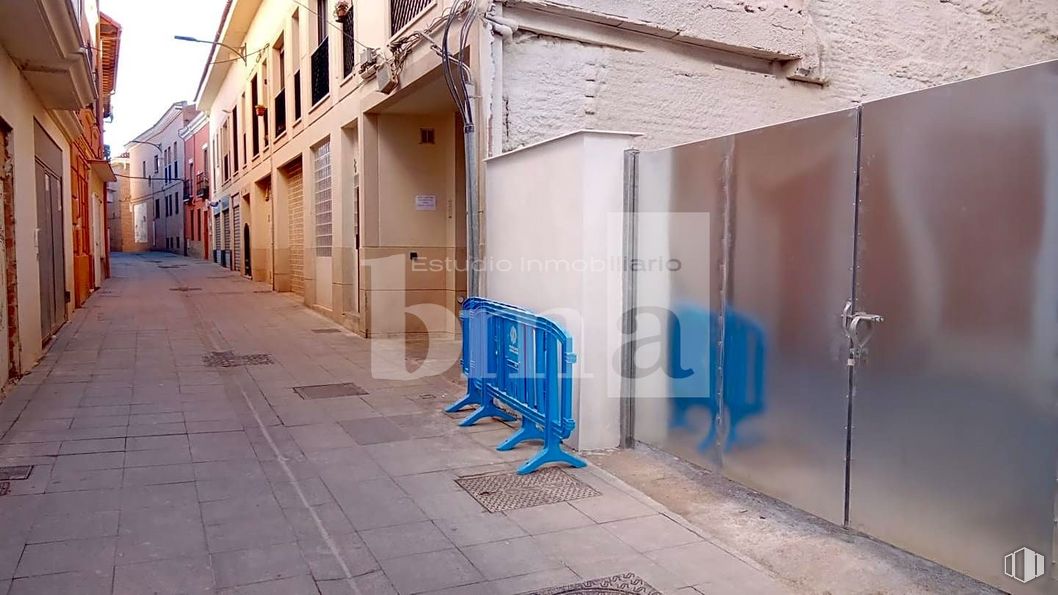 Land for sale at Calle Arcipreste de Hita, 6, Guadalajara, 19001 with wardrobe, building, azure, house, flooring, road surface, floor, window, gas and tints and shades around