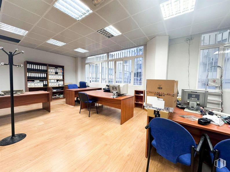 Office for sale at Calle Guzmán el Bueno, Chamberí, Madrid, 28003 with chair, desk, light fixture, lighting, furniture, interior design, flooring, office chair, ceiling and floor around