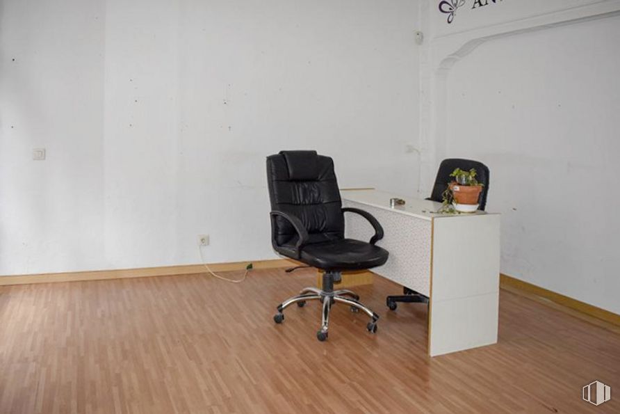 Retail for rent at Calle La Moraña, Ávila, 05002 with chair, table, furniture, comfort, office chair, wood, flooring, floor, armrest and hardwood around