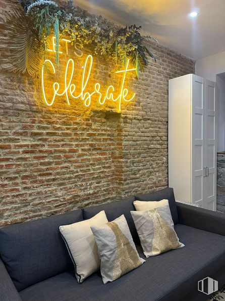 Retail for sale at Calle Amparo, Centro, Madrid, 28012 with throw pillow, couch, pillow, furniture, wall, interior design, living room, lighting, daybed and home around