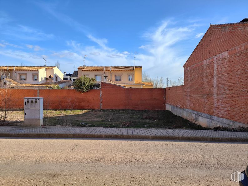 Suelo en venta en Calle Río Riánsares, Corral de Almaguer, Toledo, 45880 con casa, edificio, nube, cielo, ladrillo, superficie de la carretera, ventana, terreno, asfalto y paisaje alrededor