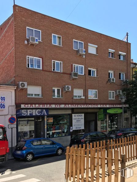 Local en venta en Calle Carretas, 20, Villaviciosa de Odón, Madrid, 28670 con coche, edificio, ventana, neumático, cielo, propiedad, rueda, vehículo, árbol y barrio alrededor