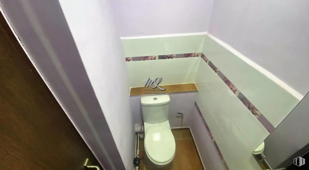 Retail for rent at Calle Duque Ahumada, Toledo, 45005 with toilet, building, house, stairs, plumbing fixture, flooring, floor, wood, toilet seat and hardwood around