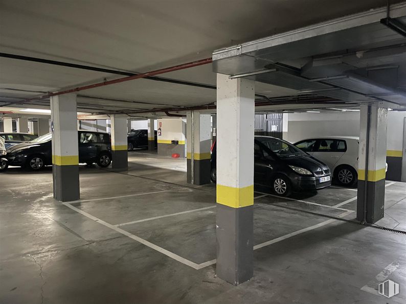 Retail for sale & for rent at Calle Camilo José Cela, 3, Las Rozas de Madrid, Madrid, 28230 with car, tire, wheel, automotive parking light, parking lot, parking, automotive mirror, family car, luxury vehicle and car door around