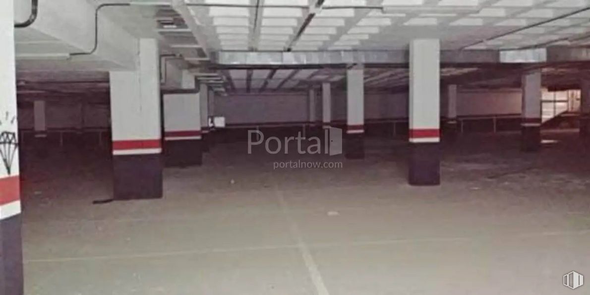 Industrial for sale at Avenida Ermita de San Juan, 54, Navalcarnero, Madrid, 28600 with floor, flooring, parking, hall, gas, shade, ceiling, building, parking lot and asphalt around